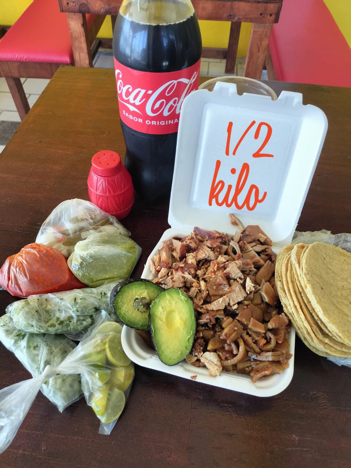 Combo 1/2kg de Carnitas + Coca Cola 2L