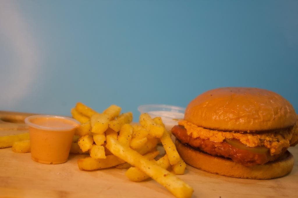 Chicken Búfalo Dip Burger + Papas
