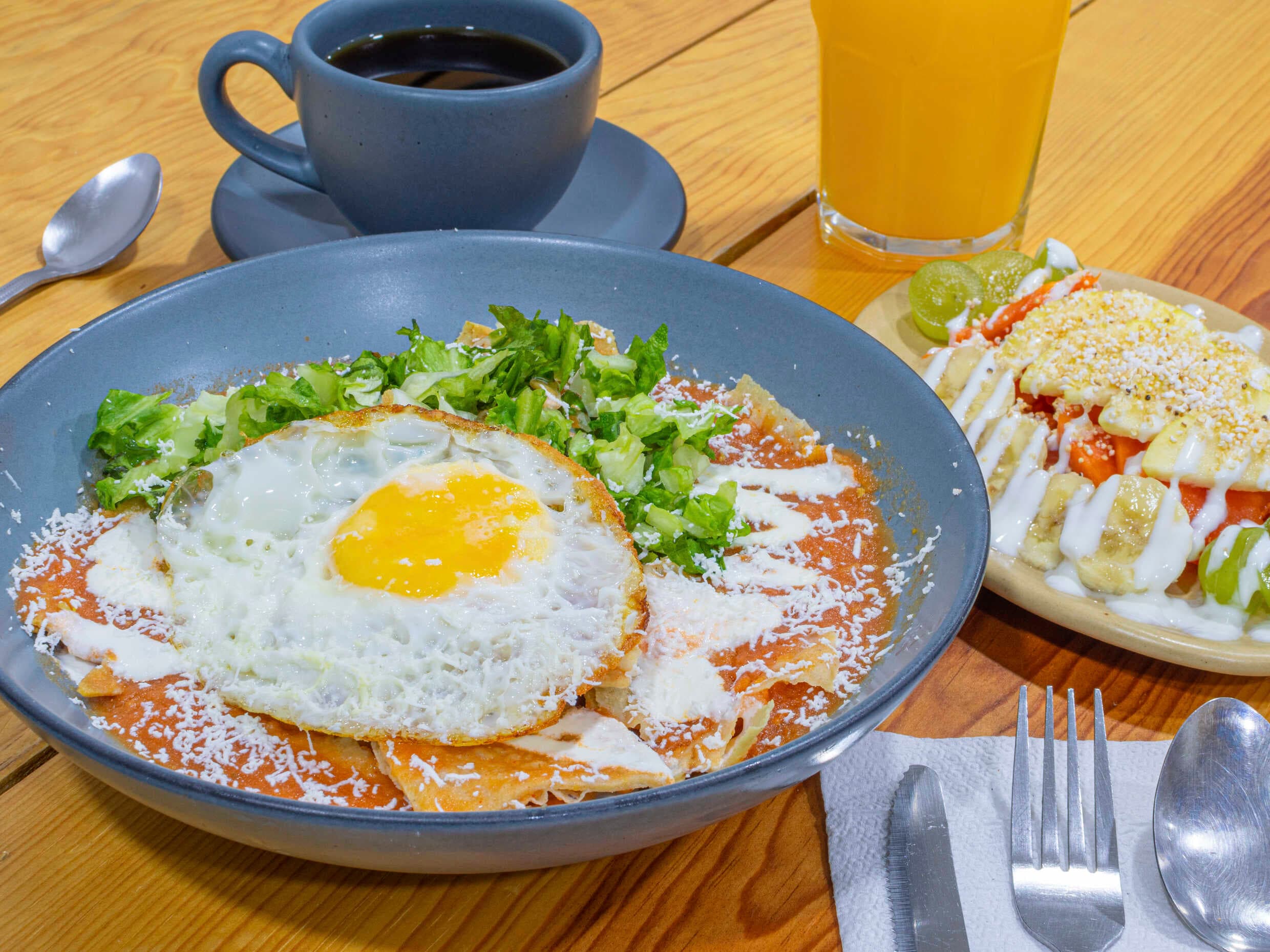 Huevos Divorciados con Totopos Suizos