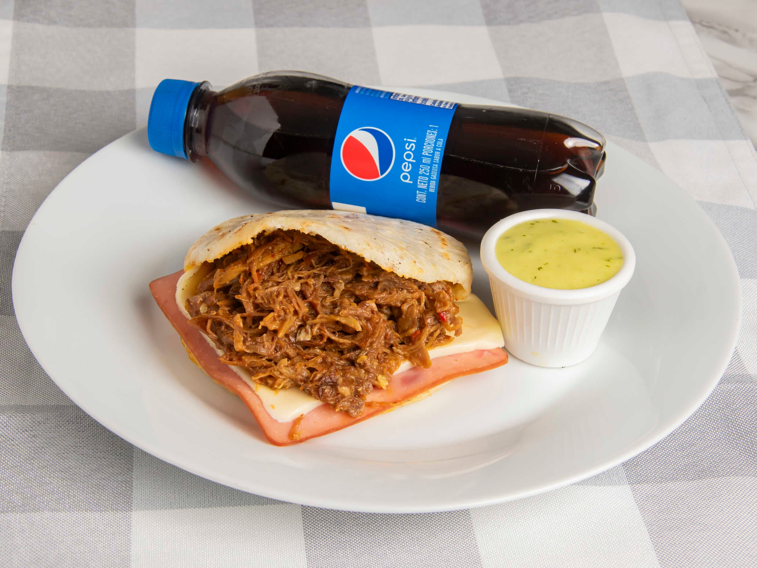 Combo Individual Arepa Ropa Vieja VIP + Bebida