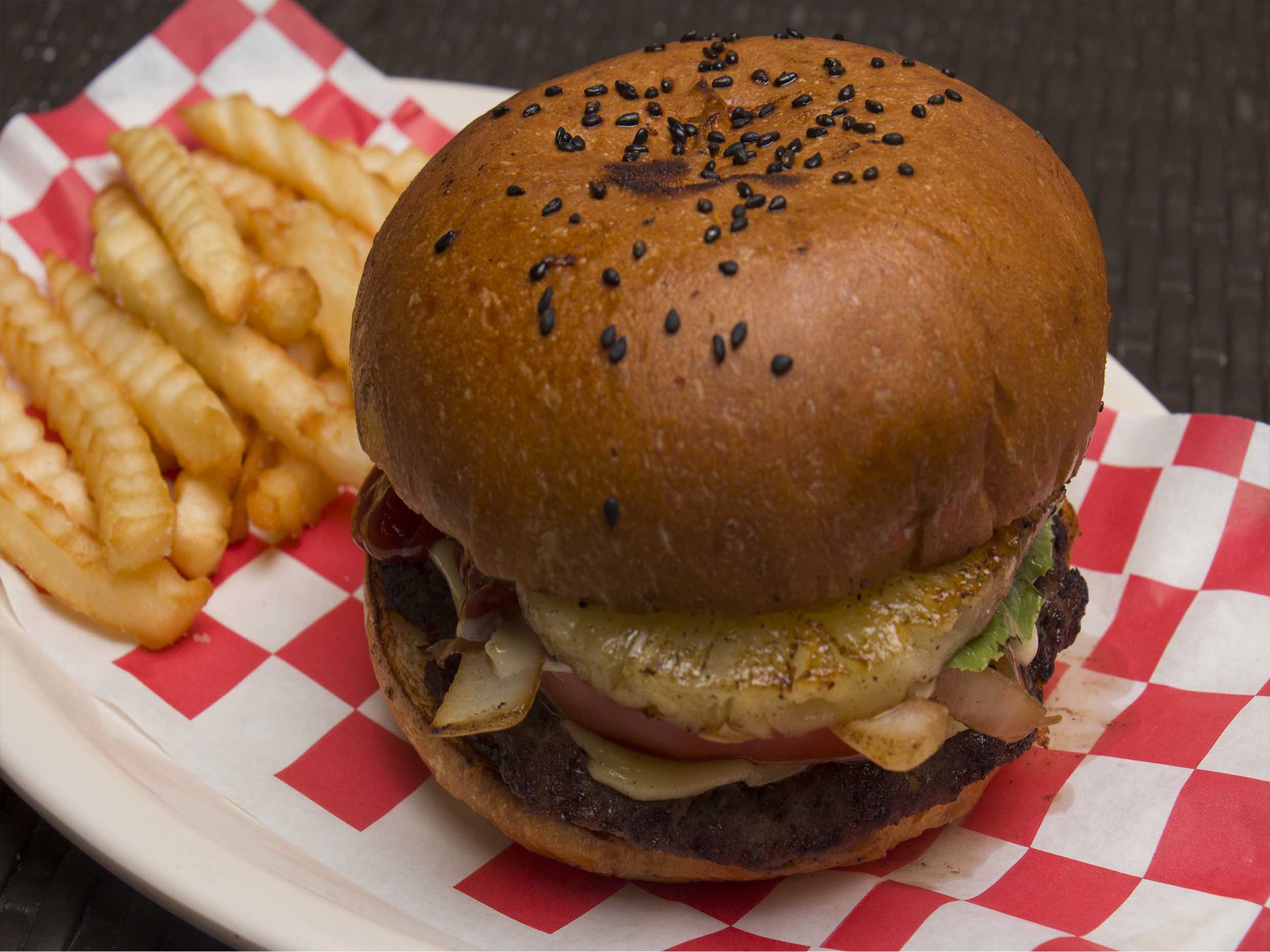 Hamburguesa Hawaiana con papas