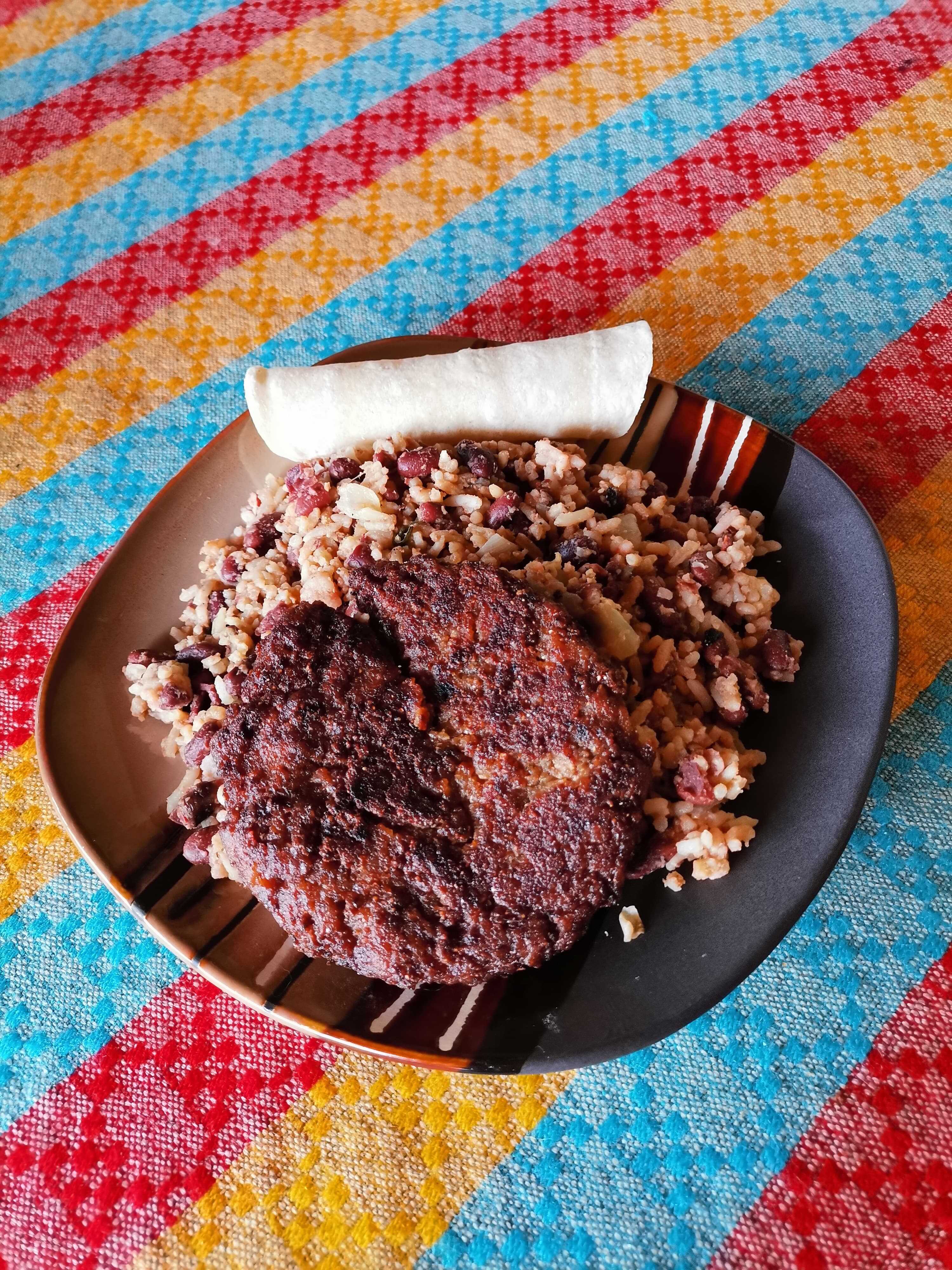 Gallo Pinto con Torta de Carne