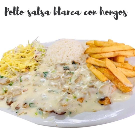 Pechuga de Pollo en Salsa Blanca con Hongos