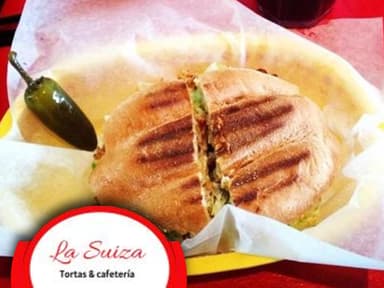 2 Tortas Salchicha + 2 Vasos Agua Horchata