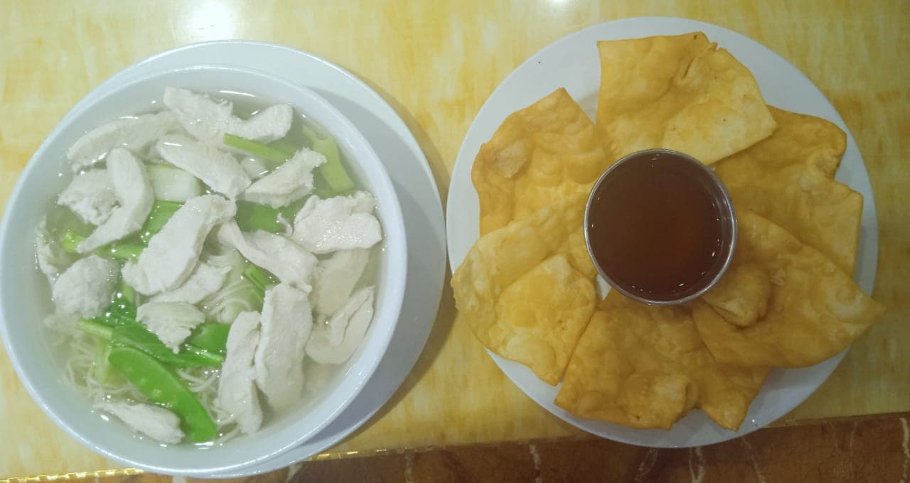 Combo Sopa Wantán de Pollo y 1/2 Docena de Wantán