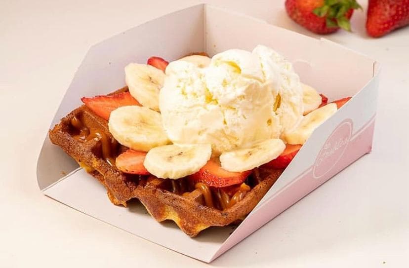 Waffle Arequipe, Helado y 2 frutas