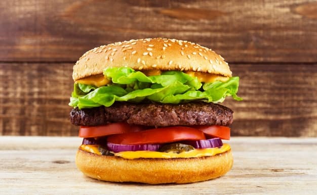 Hamburguesa de carne con  tocineta