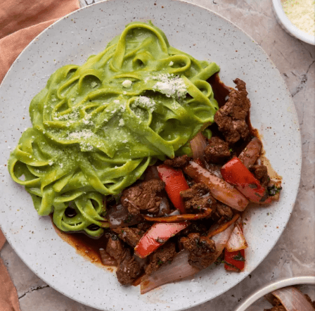 Spaguetti al pesto con lomo