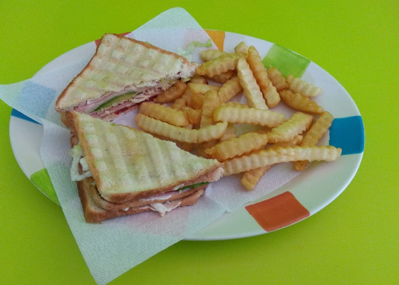 Sándwich Universitario con Papas a la Francesa