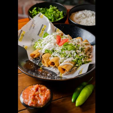 TAQUITOS DORADOS DE POLLO
