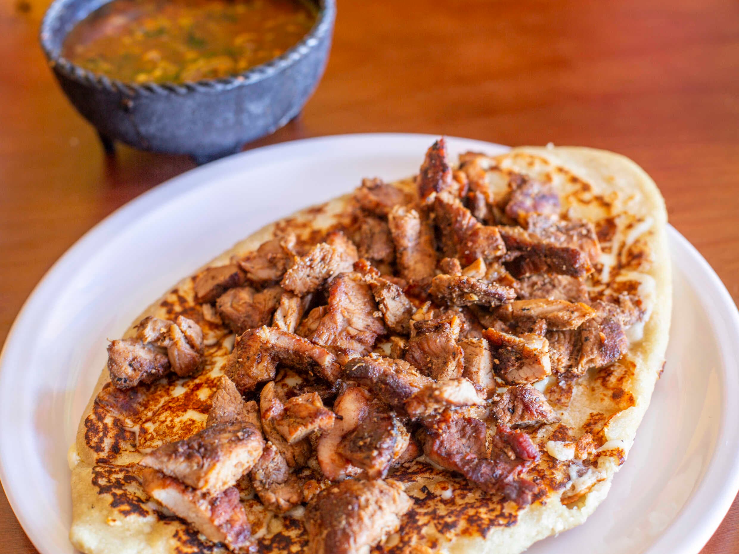 Huarache con Bistec