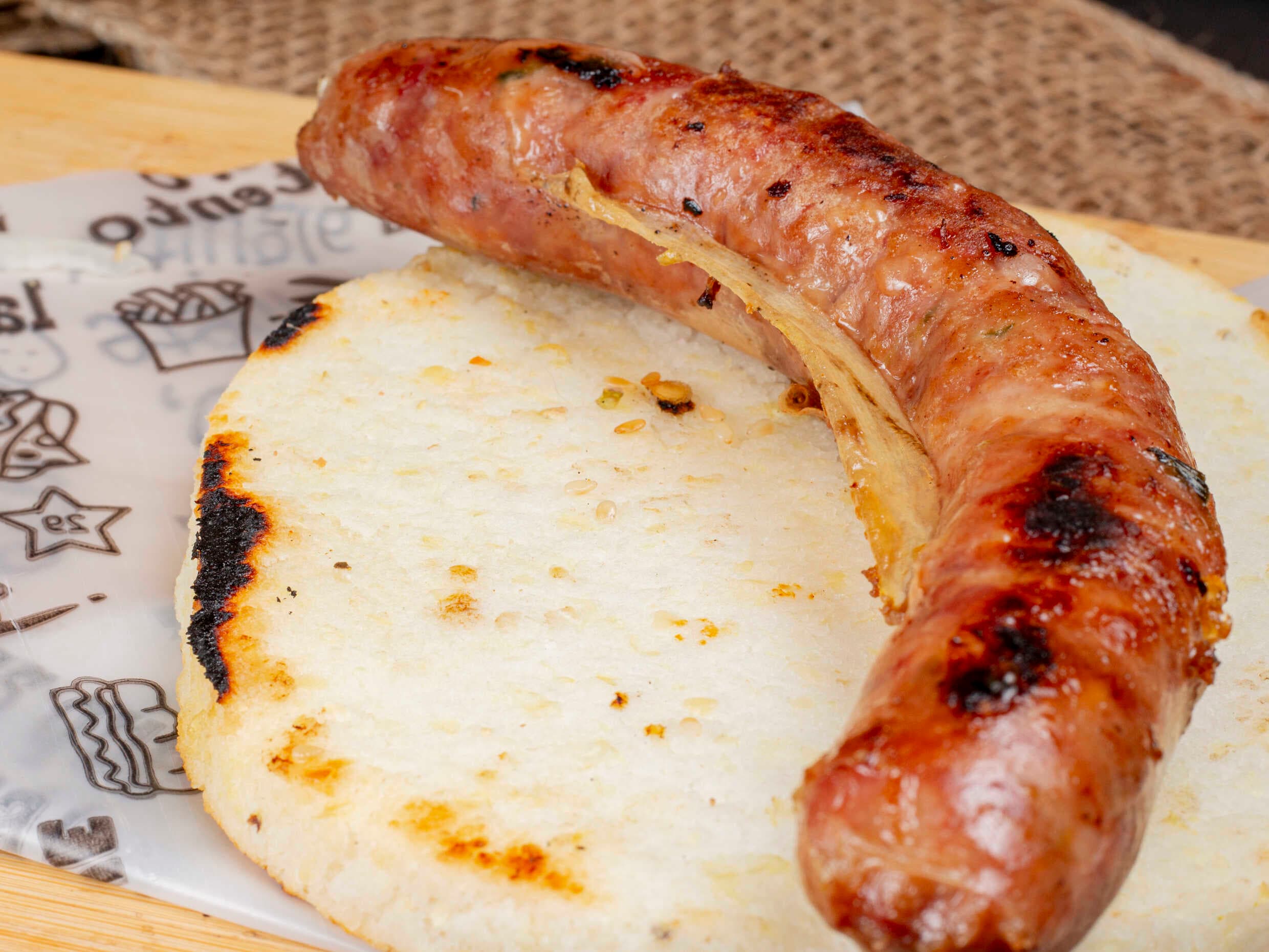 Arepa con Chorizo de Cerdo