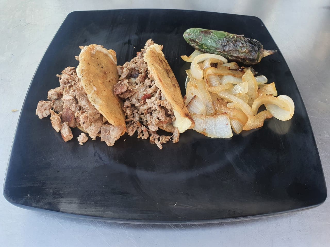 2 Vaqueros de Sirloin + Vaso de Agua Fresca