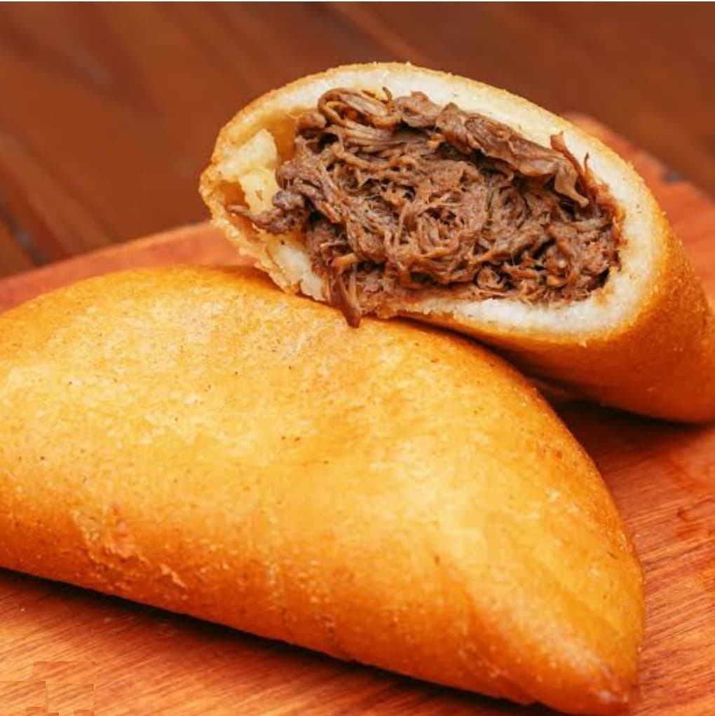 Empanada Relleno de Carne Mechada