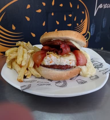 Hamburguesa Queso y Tocineta + papas