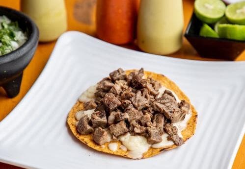 Tostada con Queso y Sirloin