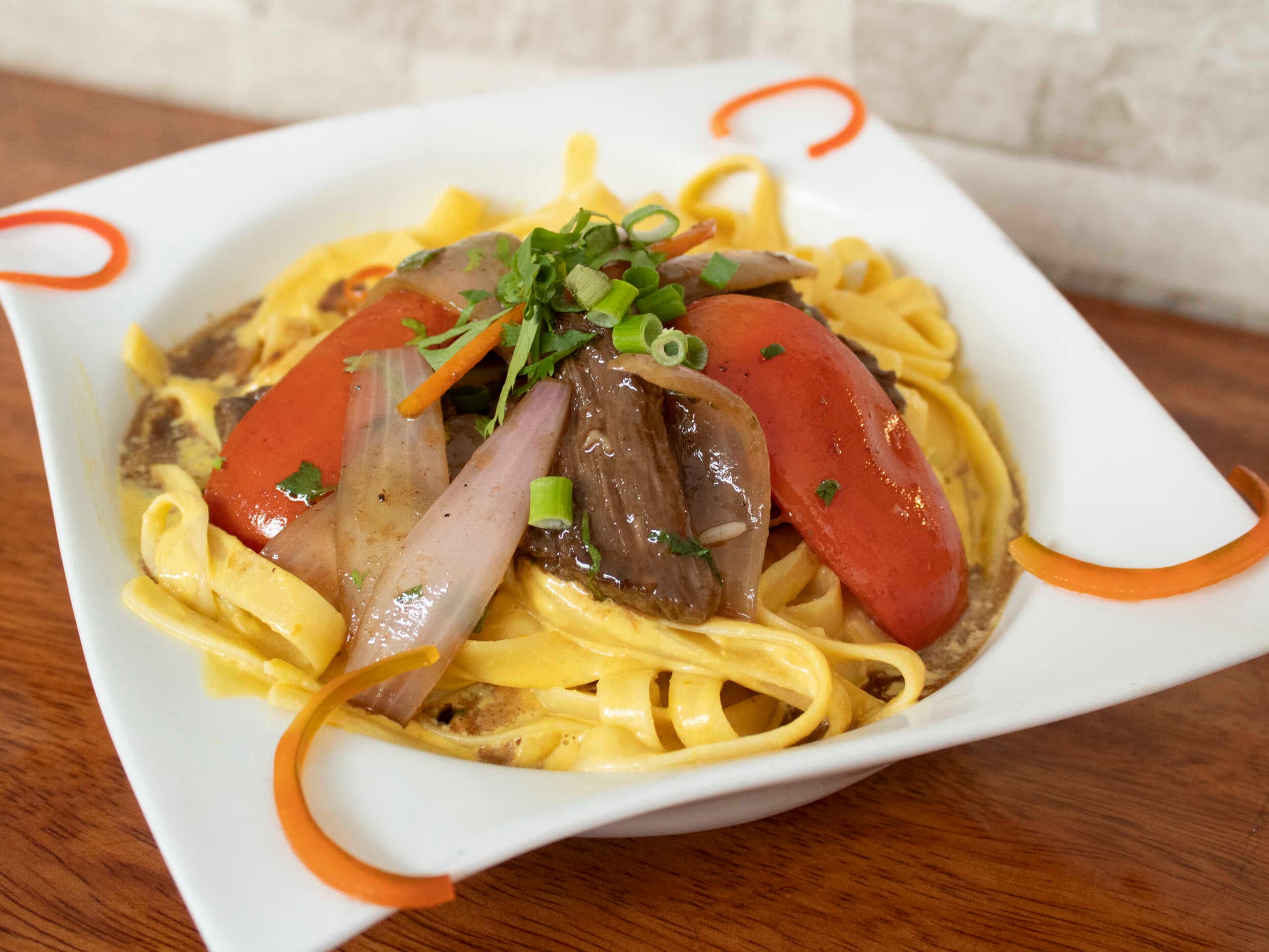 Fetuccini con Trozos de Carne en Salsa Huancaína