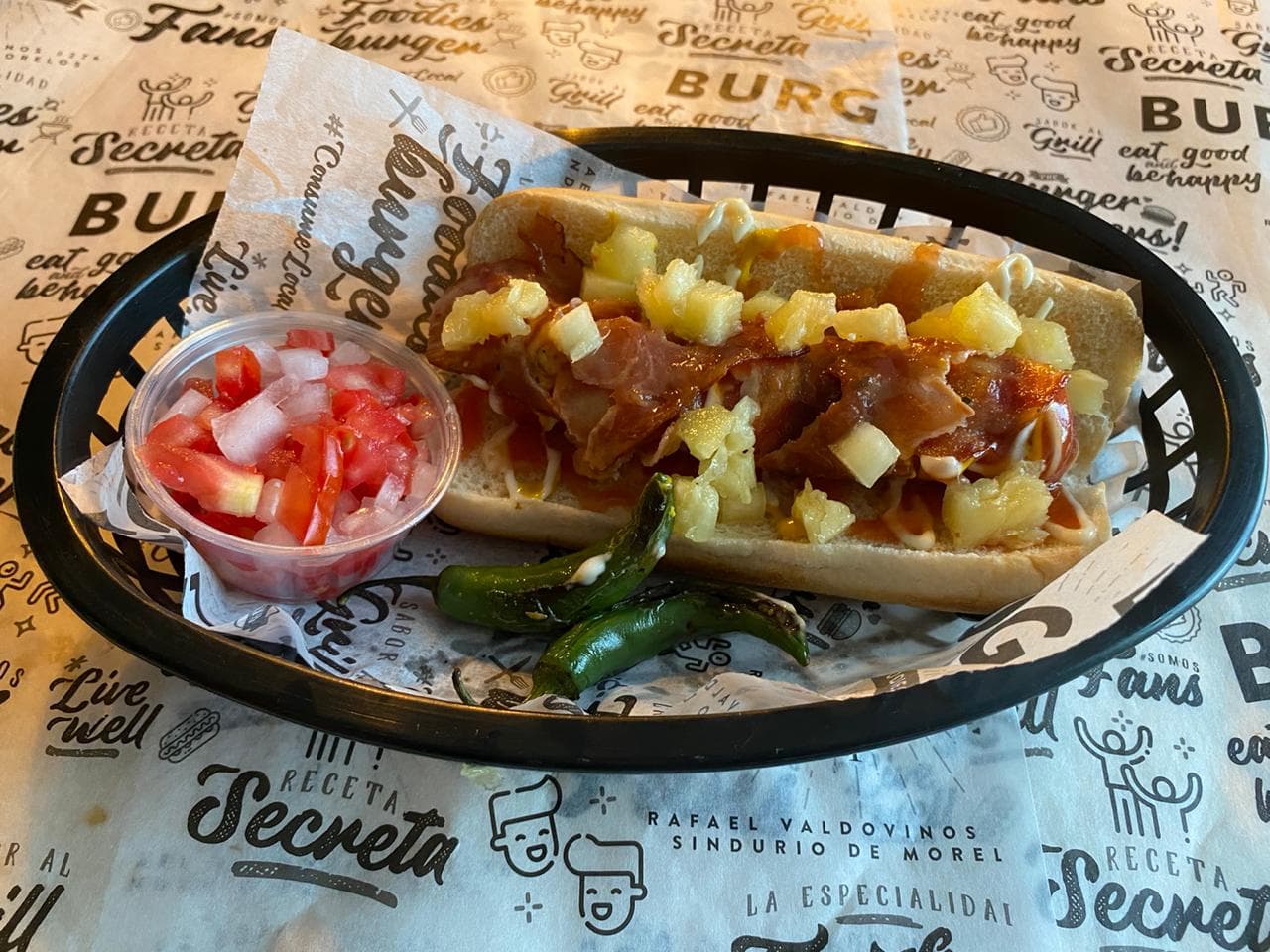 Hot Dog Tocino y Piña