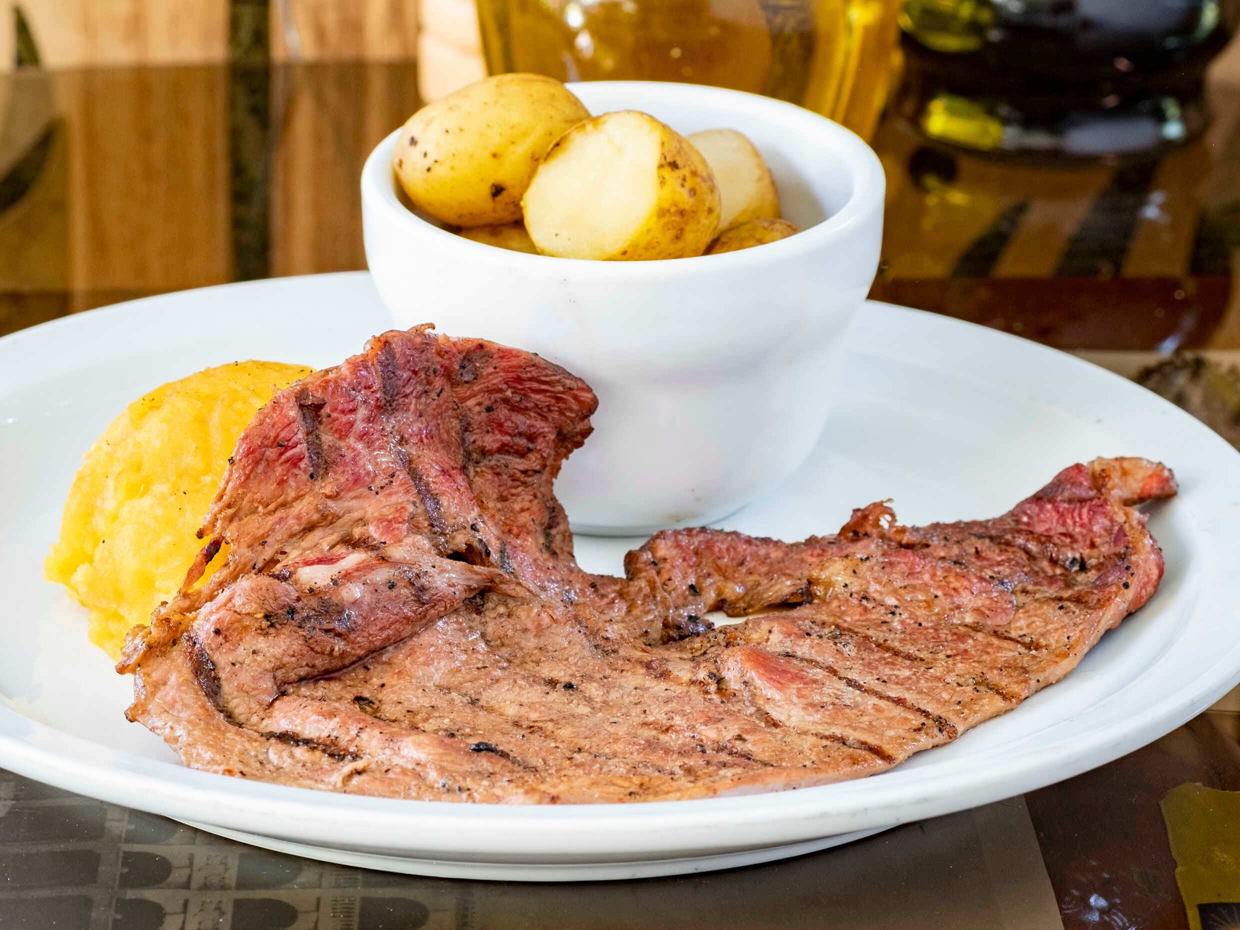 Bistec 200g + 2 Guarniciones