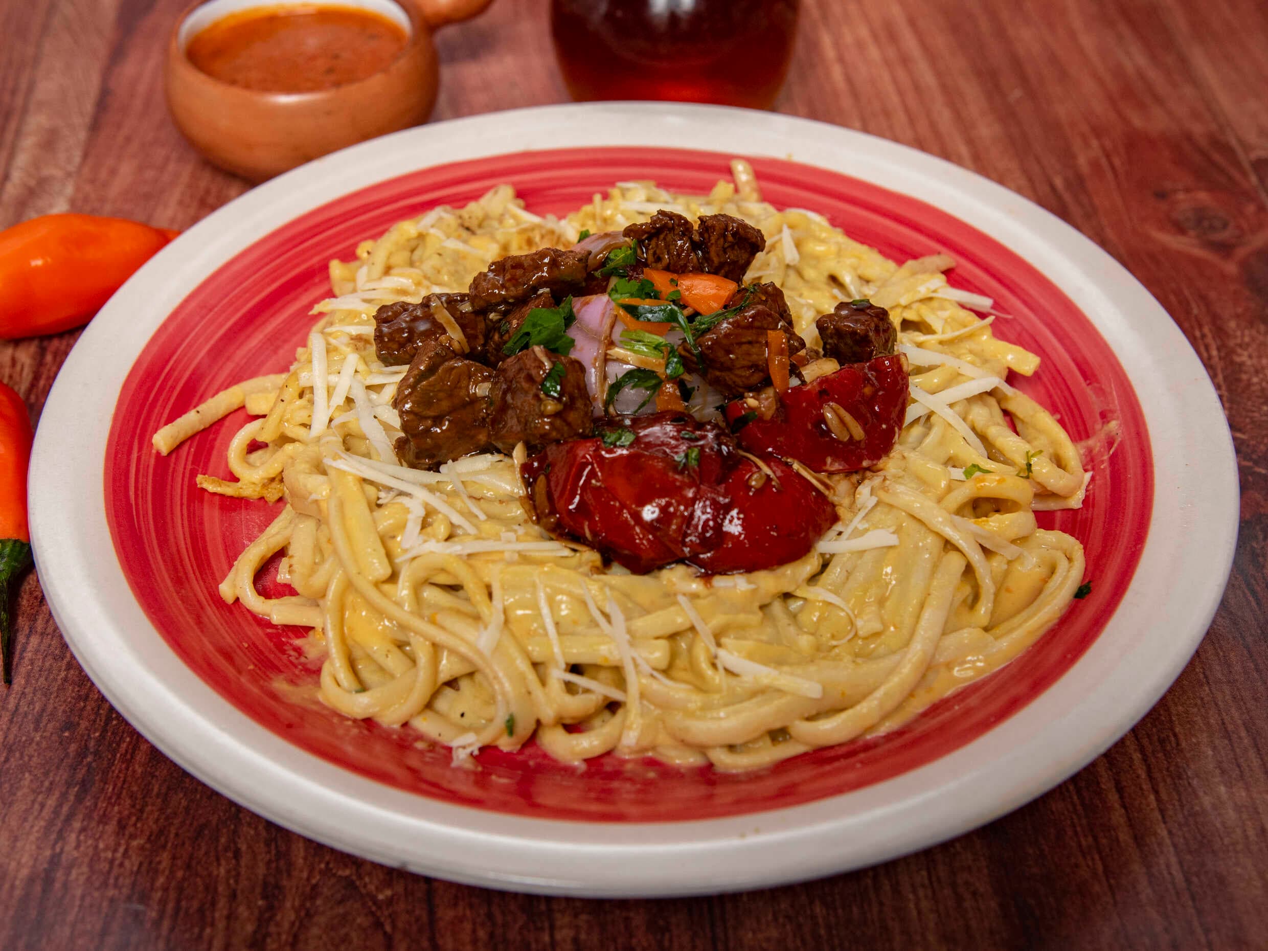 Fetuccini a la Huancaína con Lomo Saltado