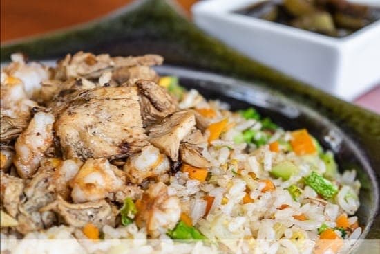Yakimeshi Especial (Pollo, Puerco Y Camarón)