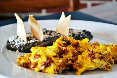 Huevos Con Longaniza Costeña