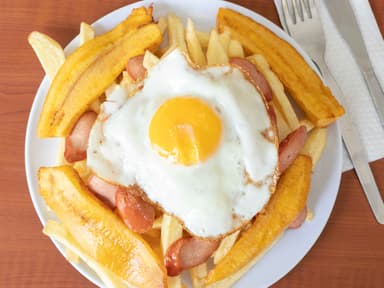 Salchipapa a lo pobre