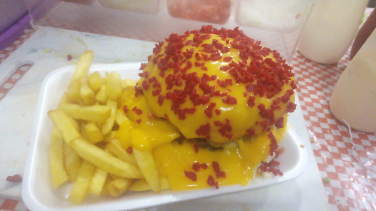 Hamburguesa Bañada + Papas