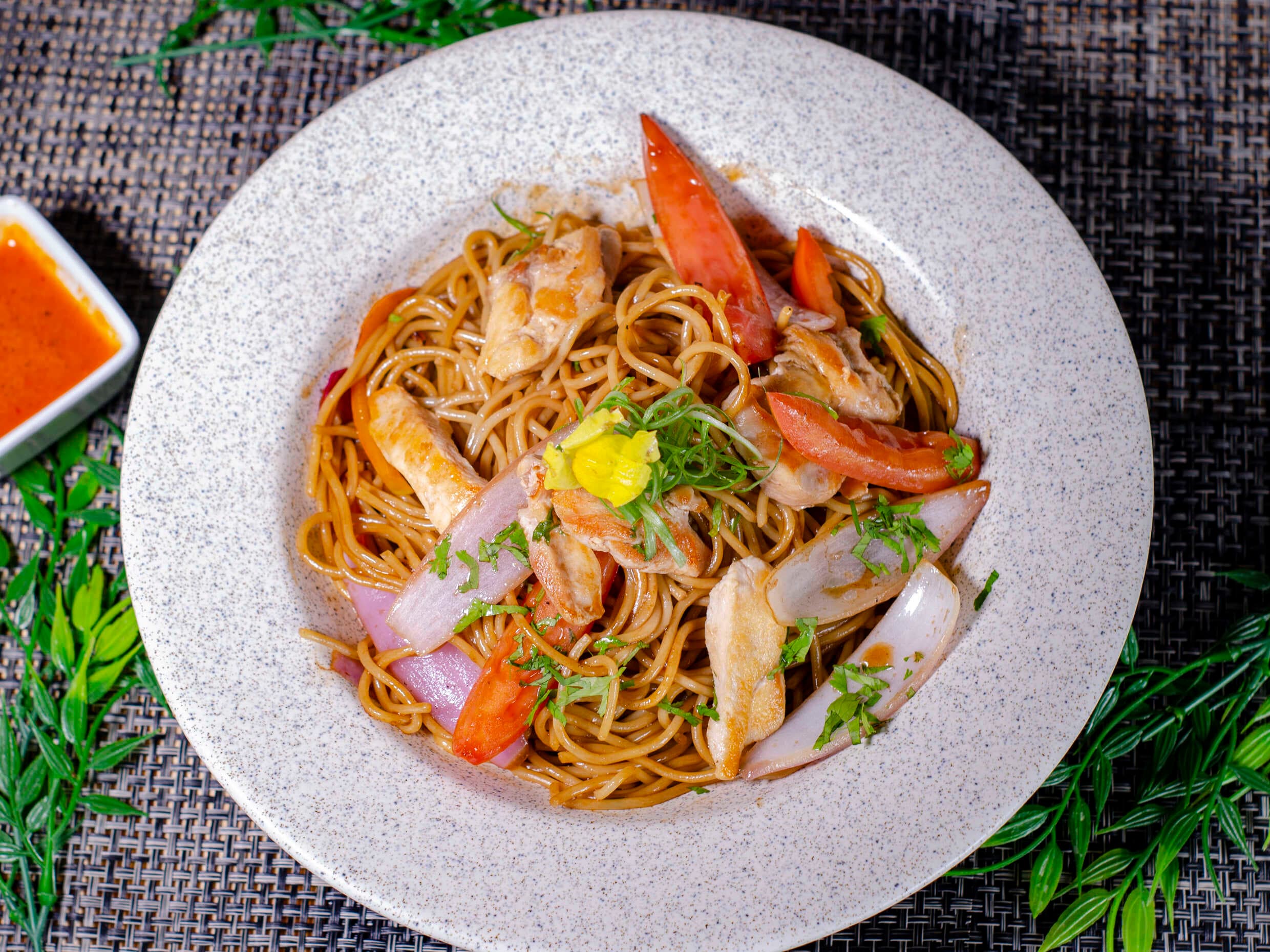 Tallarín Saltado con Pollo