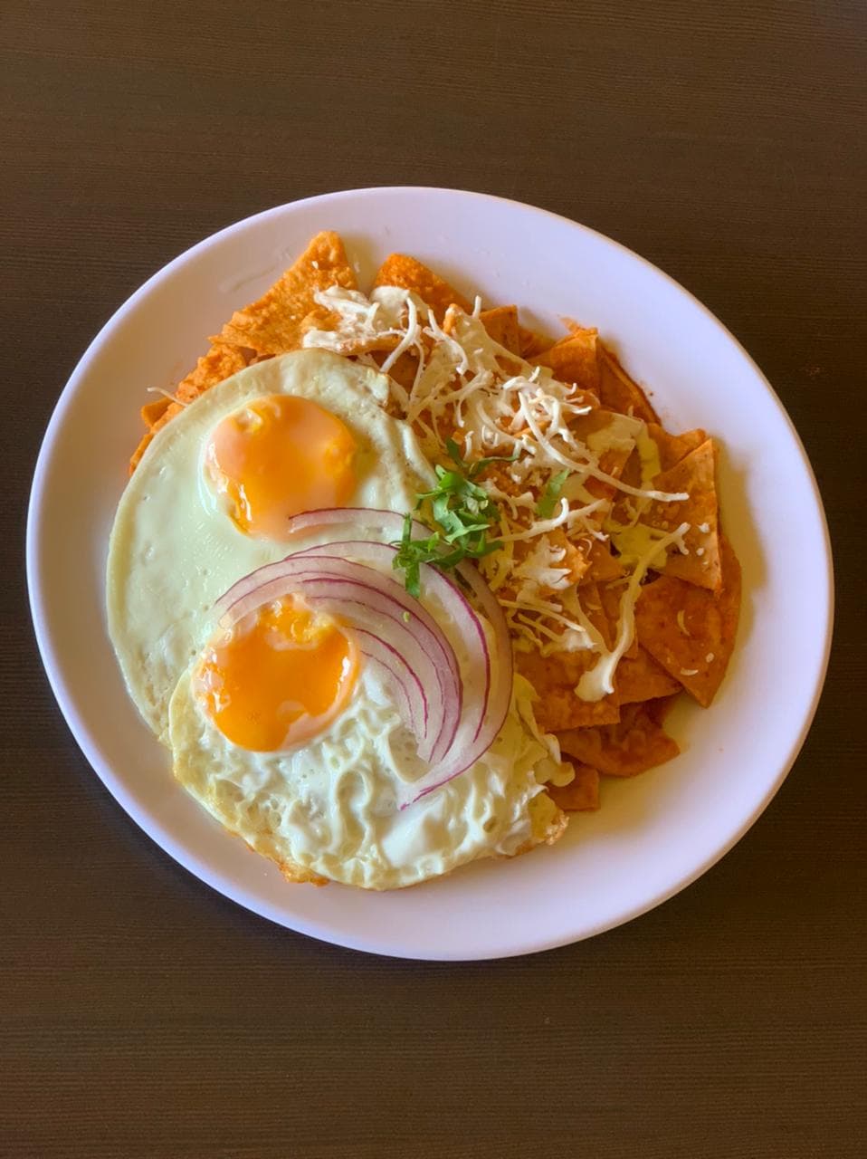 Chilaquiles rojos con huevo