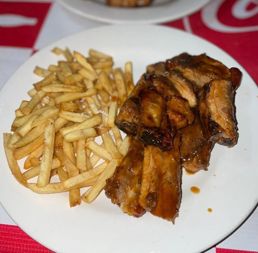 Costillas BBQ + Papas a la francesa