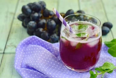Jugo de uva en agua.