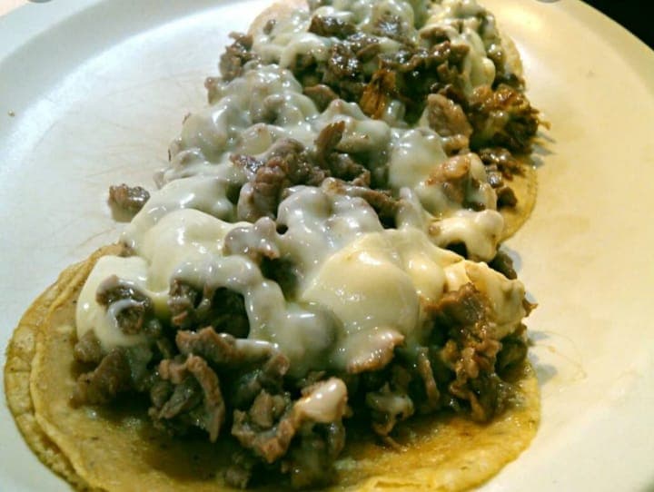 Taco Bistec con Queso Oaxaca
