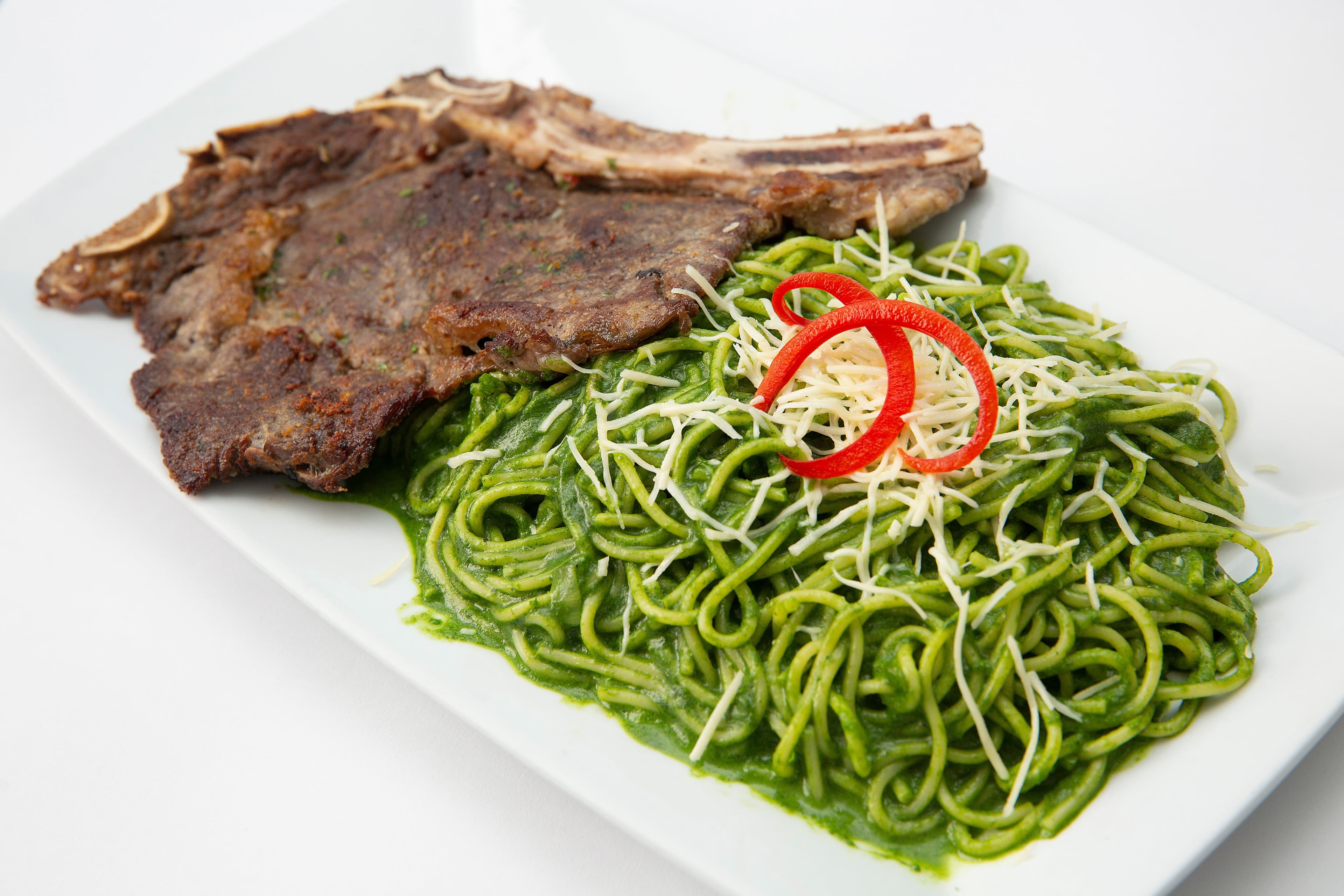 Tallarín Verde con Churrasco
