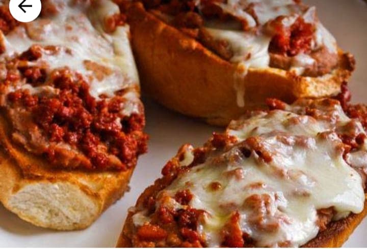 Molletes de frijol con chorizo