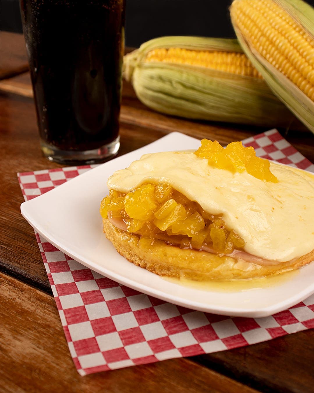 Arepa de choclo Hawaiana