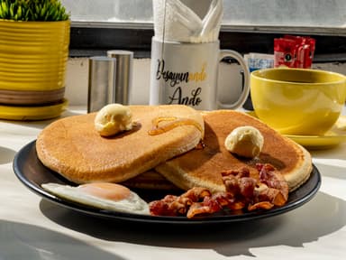 Hot Cakes con Tocino y Huevo