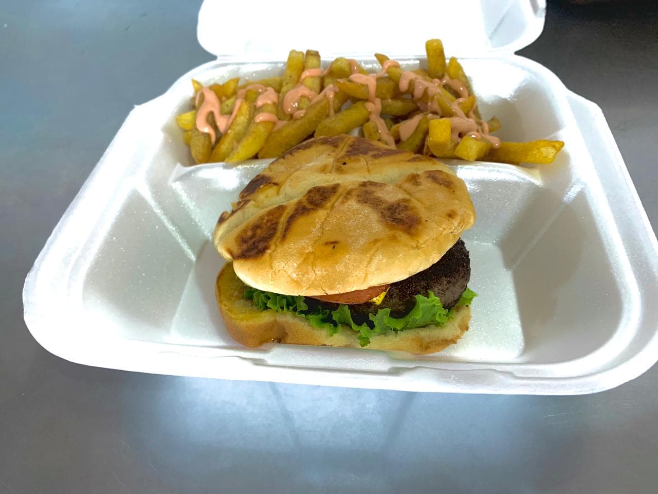 Hamburguesa 1/4libra  con  Papas fritas