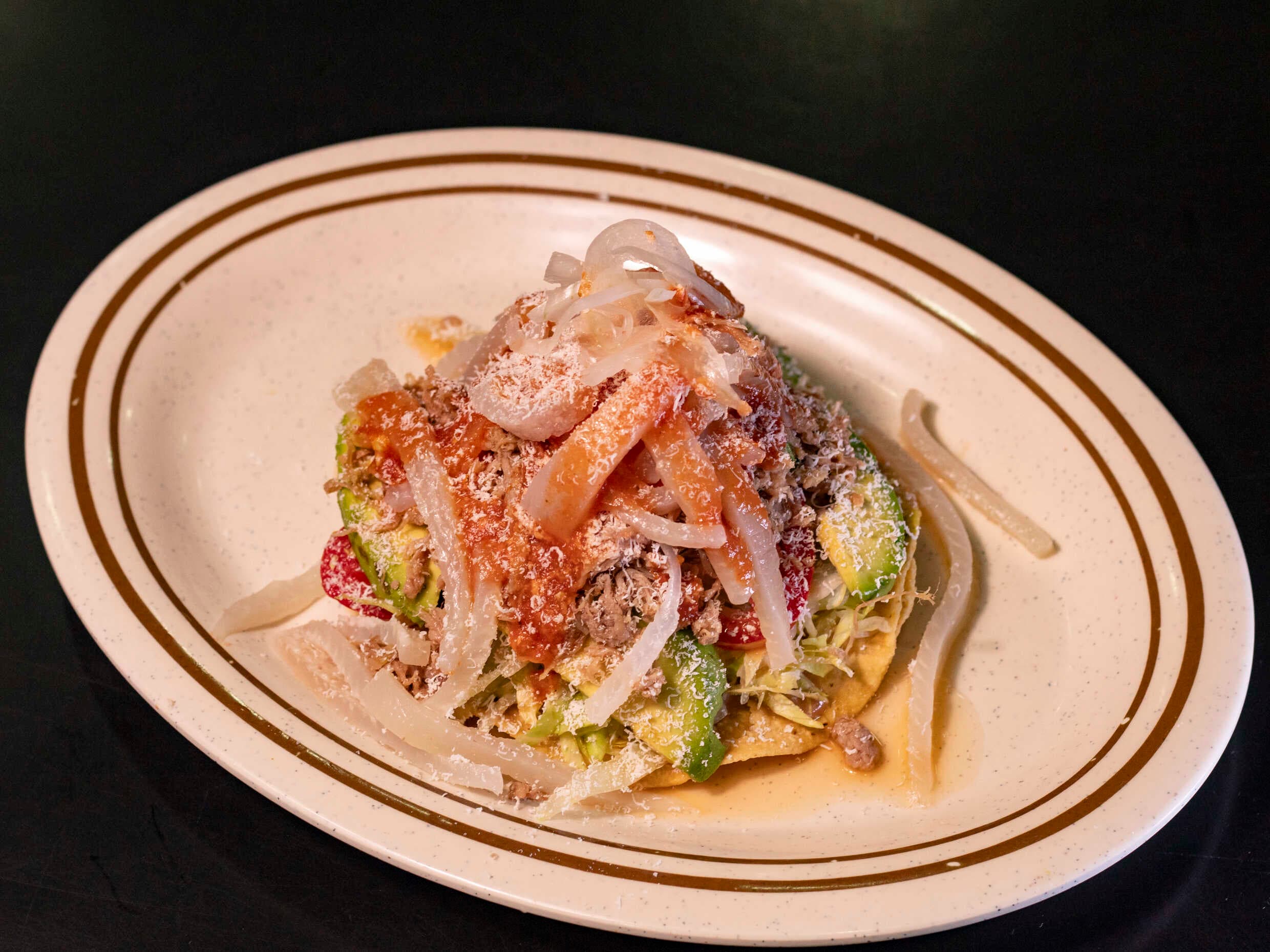 Tostada con Aguacate y Cuerito