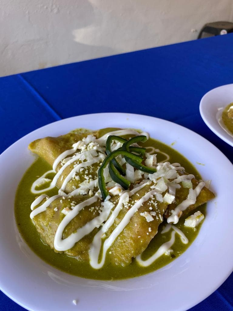 Chilaquiles rellenos chicharrón prensado