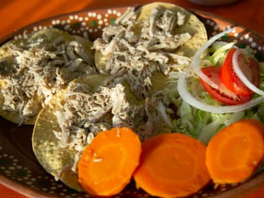 Tostadas de Pollo Deshebrada