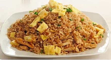 ARROZ CHAUFA DE POLLO + BEBIDA DE 500 ML.