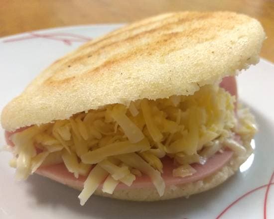 Arepa de Jamón y Queso.