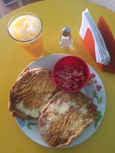 Mollete con Queso y Frijol