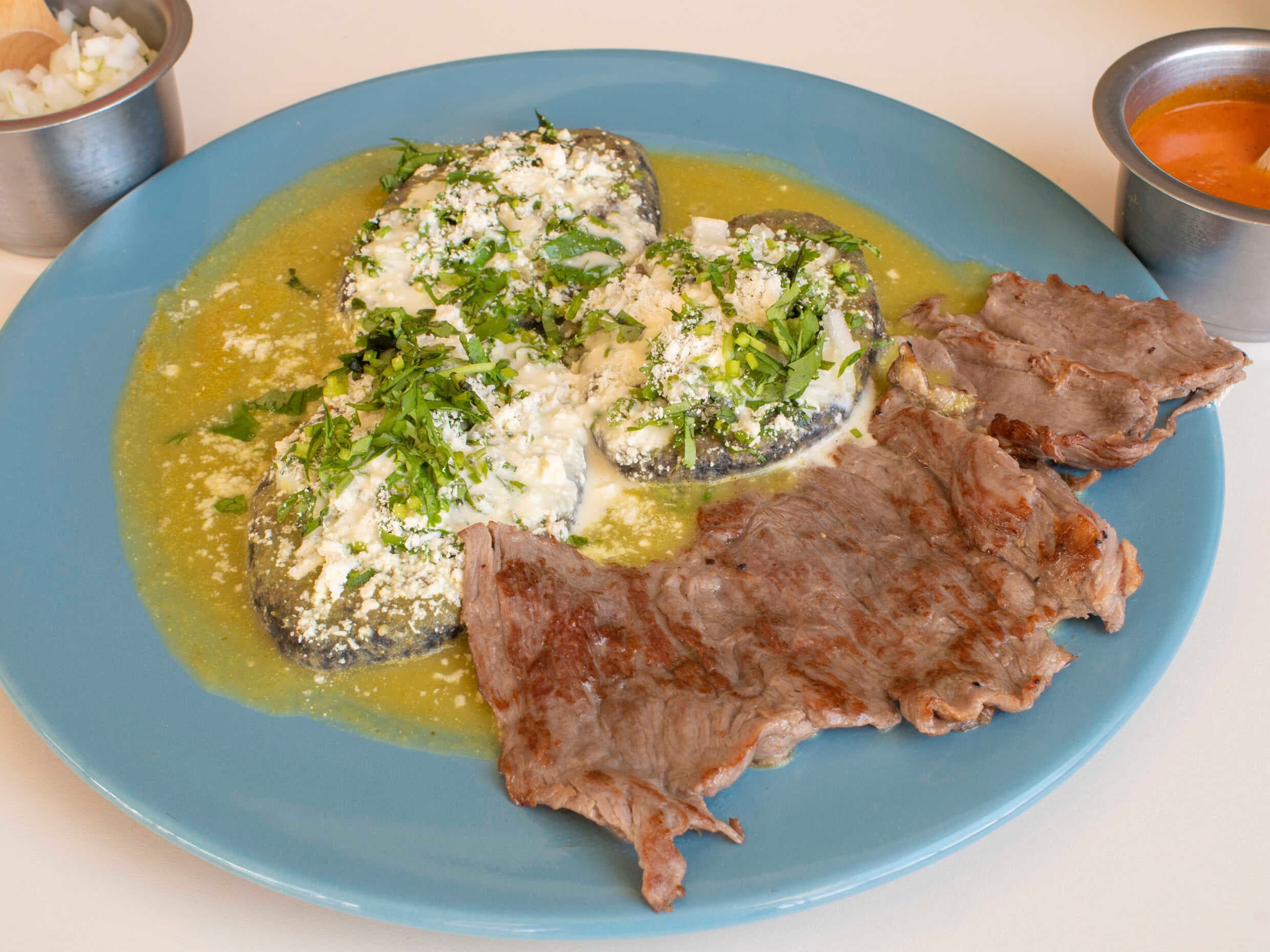 Tlacoyo con Carne Asada