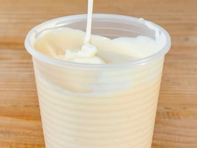 Vaso chico de crema natural.