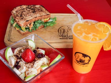 Combo-2 (1 Sándwich, Fruta y 1 Jugo )