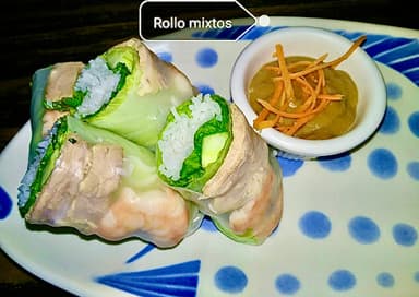 Rollo primavera Nem BBQ y aguacate