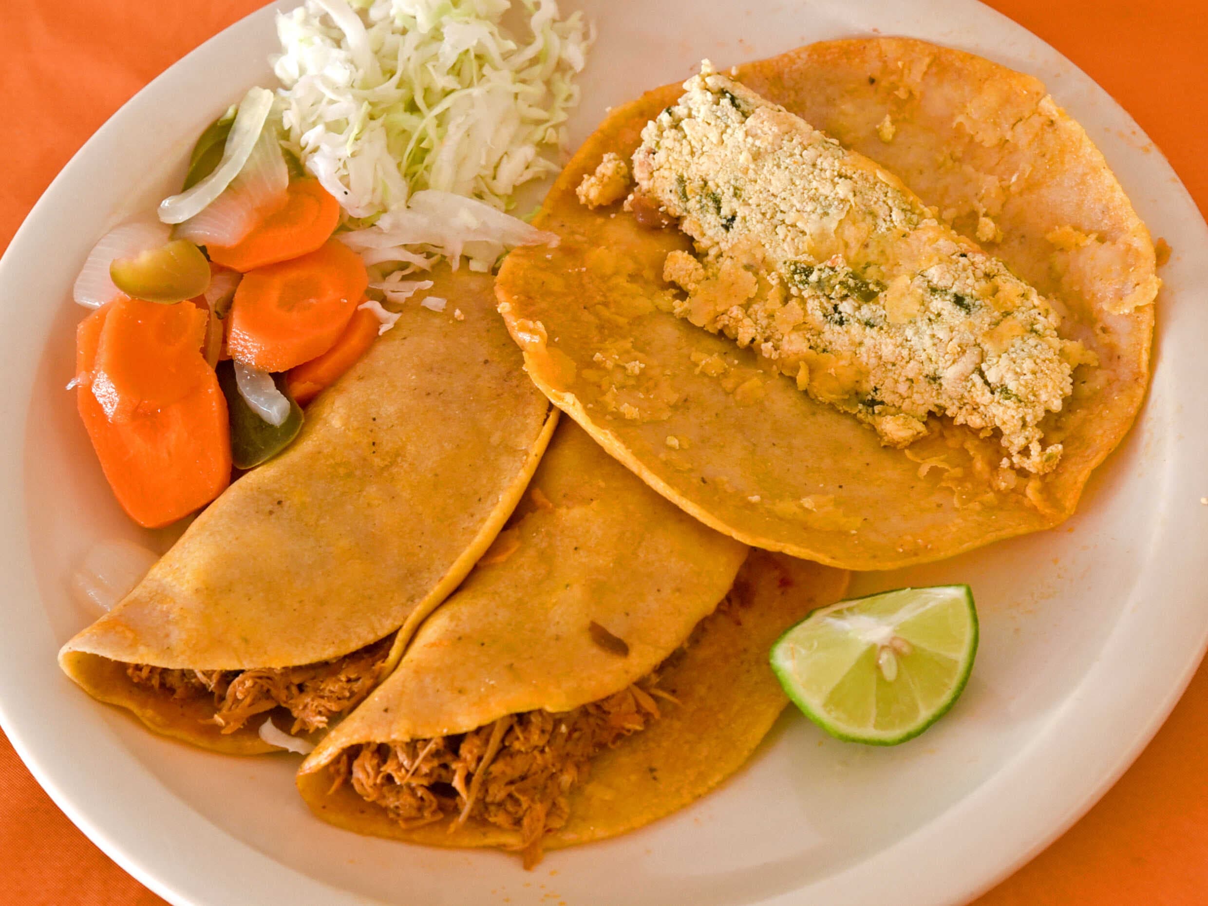 Taco de Requesón con Rajas