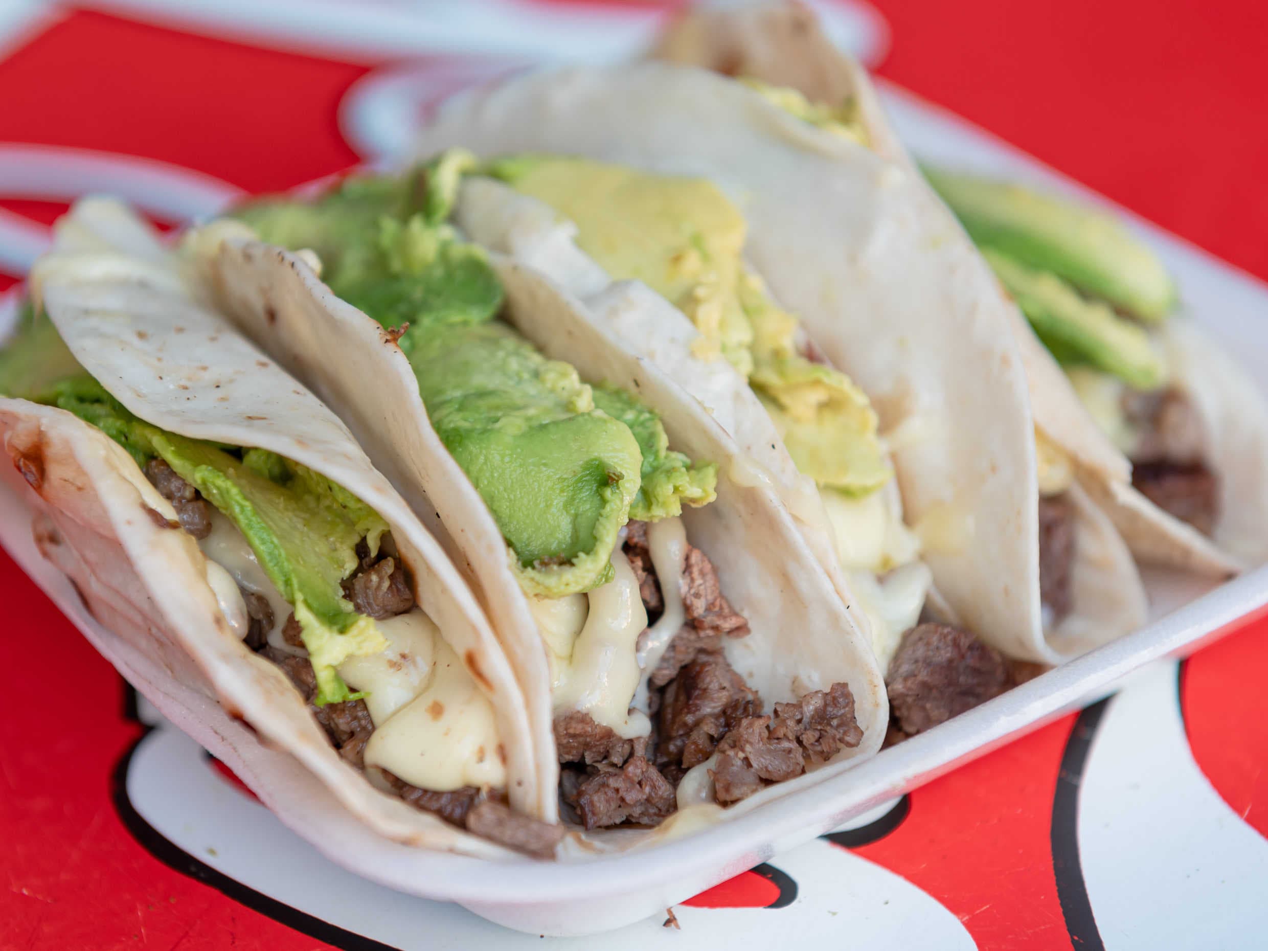 Tacos de Carne Asada con Queso y Aguacate